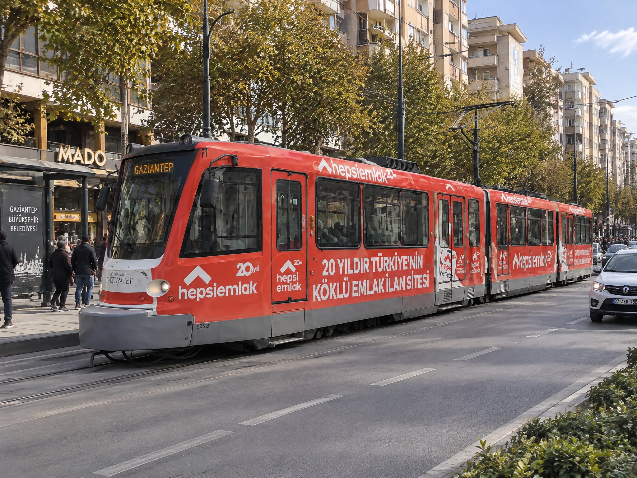 Gaziantep Büyükşehir Belediyesi önünde hepsiemlak giydirmeli tramvay